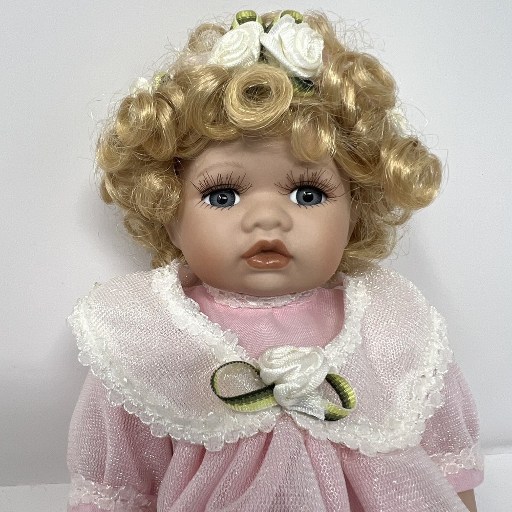 Avon Fairy Tale Collection Rapunzel Porcelain Doll 1986 Blonde Hair Collectible